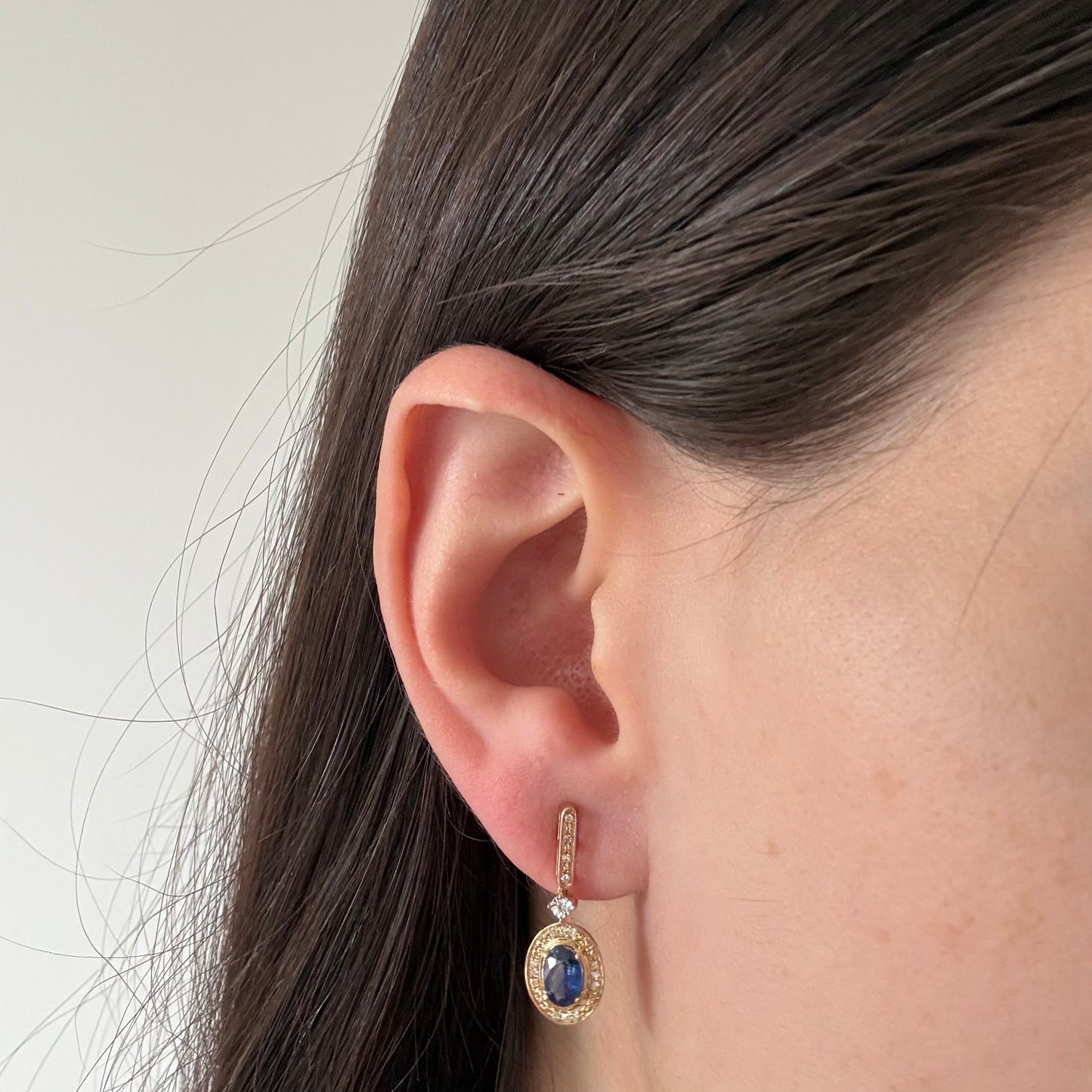 Aretes en oro amarillo 10K con barrita de diamantes y colgante de zafiro ovalado con halo de diamantes 0.11ctw