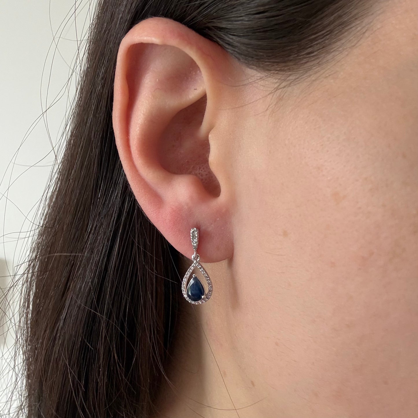 Aretes en oro blanco 10K con colgante de zafiro corte pera y diamantes 0.18ctw