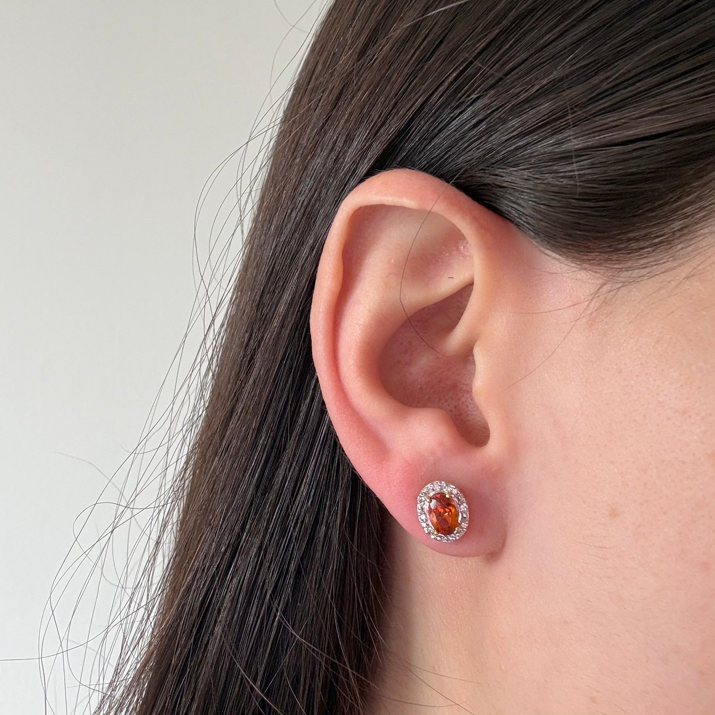 Aretes en oro amarillo 10K con citrino ovalado y halo de diamantes 0.09ctw