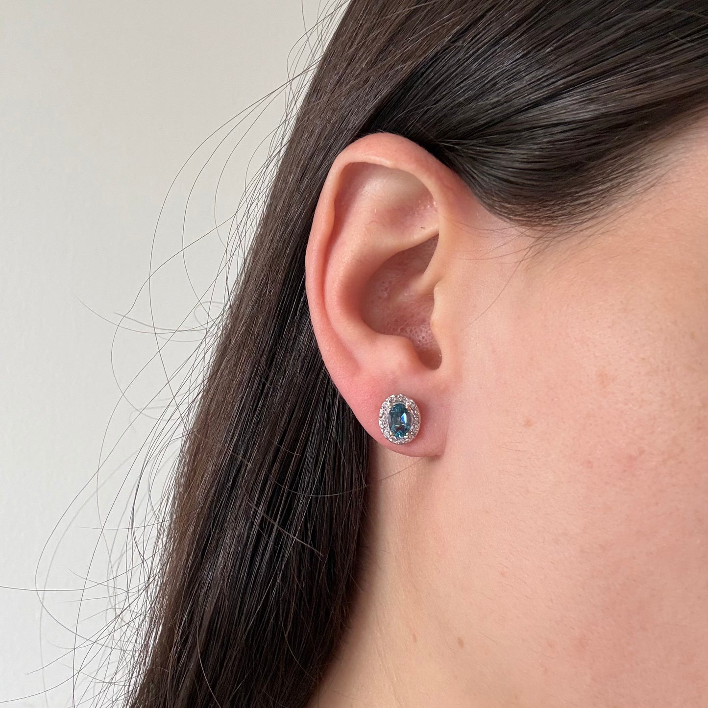 Aretes en oro amarillo 10K con topacio london blue ovalado y halo de diamantes 0.09ctw