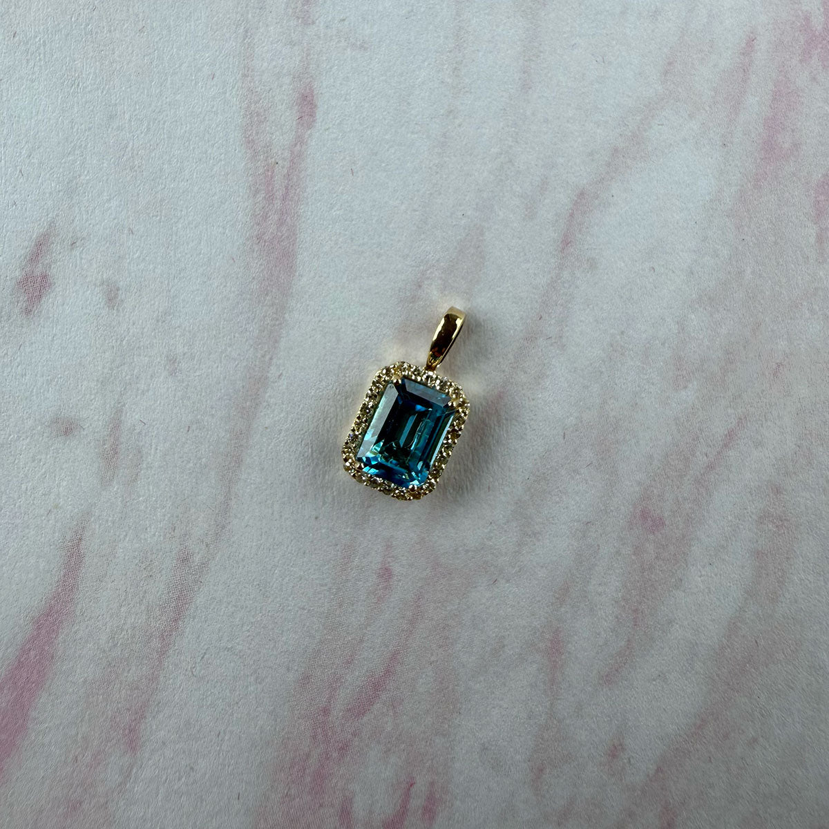 Dije en oro amarillo 14K con topacio azul 1.5ct y halo de diamantes 0.13ctw