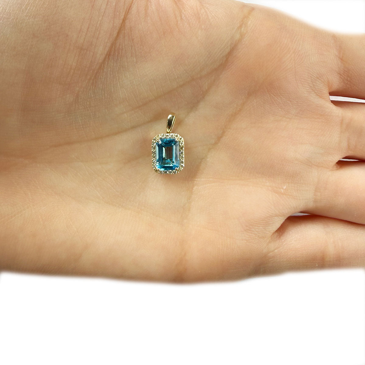 Dije en oro amarillo 14K con topacio azul 1.5ct y halo de diamantes 0.13ctw