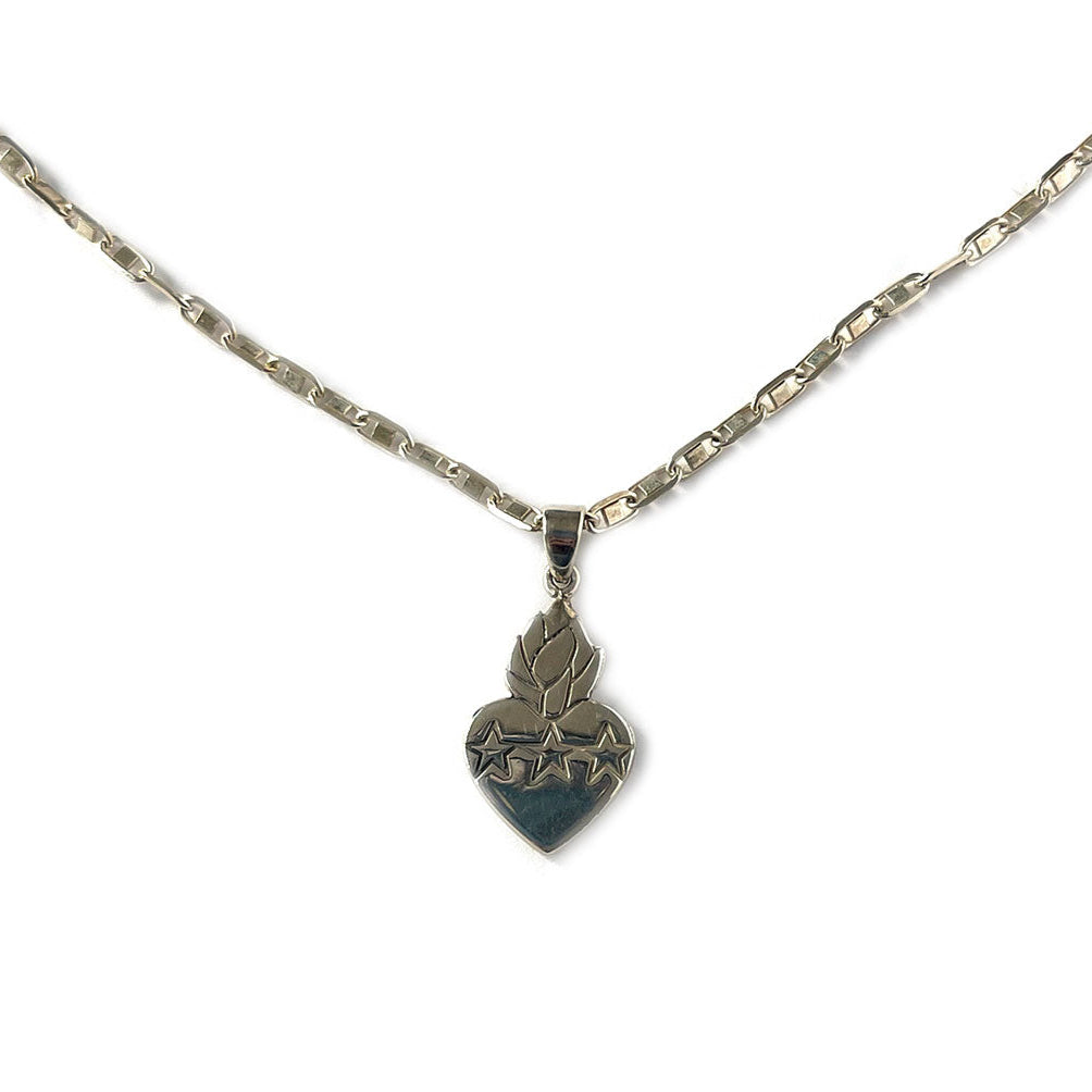 Collar en plata con dije colgante del Sagrado Corazón de Jesús