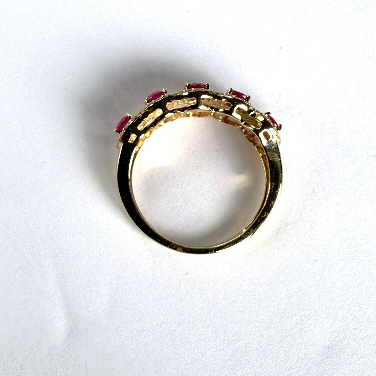 Anillo en oro amarillo 14K con rubíes ovalados y diamantes 0.33ctw