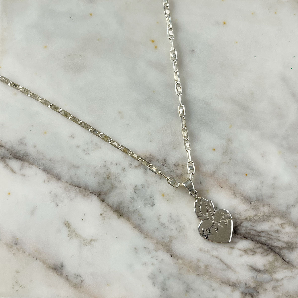 Collar en plata con dije colgante del Sagrado Corazón de Jesús