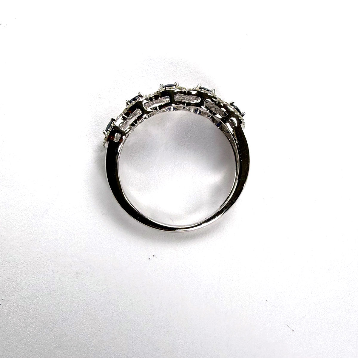 Anillo en oro blanco 14K con zafiros ovalados y diamantes 0.33ctw