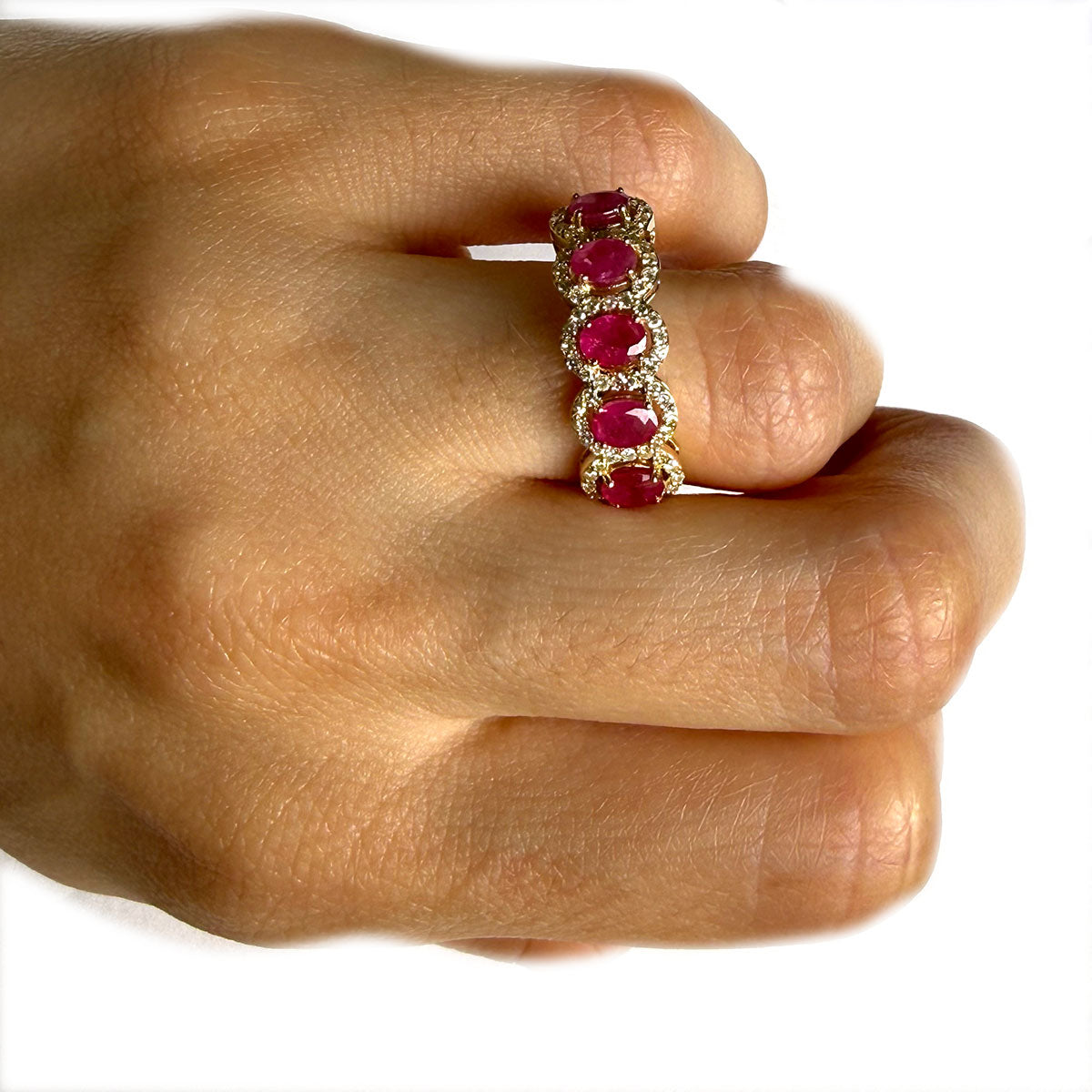 Anillo en oro amarillo 14K con rubíes ovalados y diamantes 0.33ctw