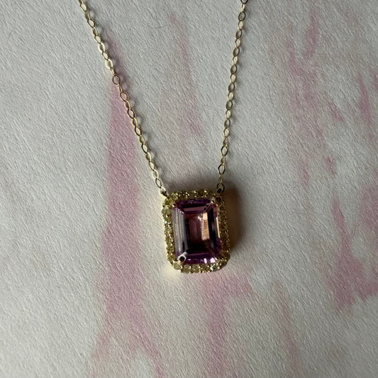 Collar en oro amarillo 10K con amatistas y halo de diamantes 0.11ctw