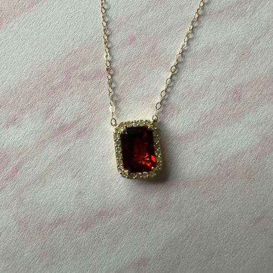 Collar en oro amarillo 10K con granate y halo de diamantes 0.11ctw