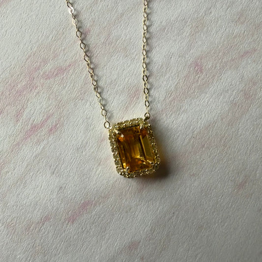 Collar en oro amarillo 10K con citrino y halo de diamantes 0.11ctw