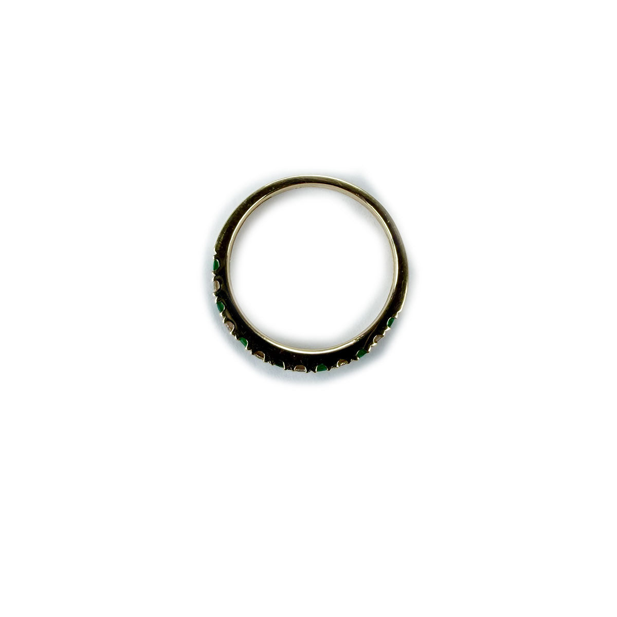 Anillo medio cintillo en oro amarillo 10K con esmeraldas y diamantes 0.17ctw