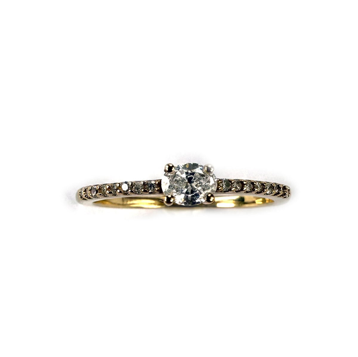 Anillo oro amarillo 10K con diamante ovalado Central y diamantes en el aro 0.25ctw (diamantes de laboratorio)