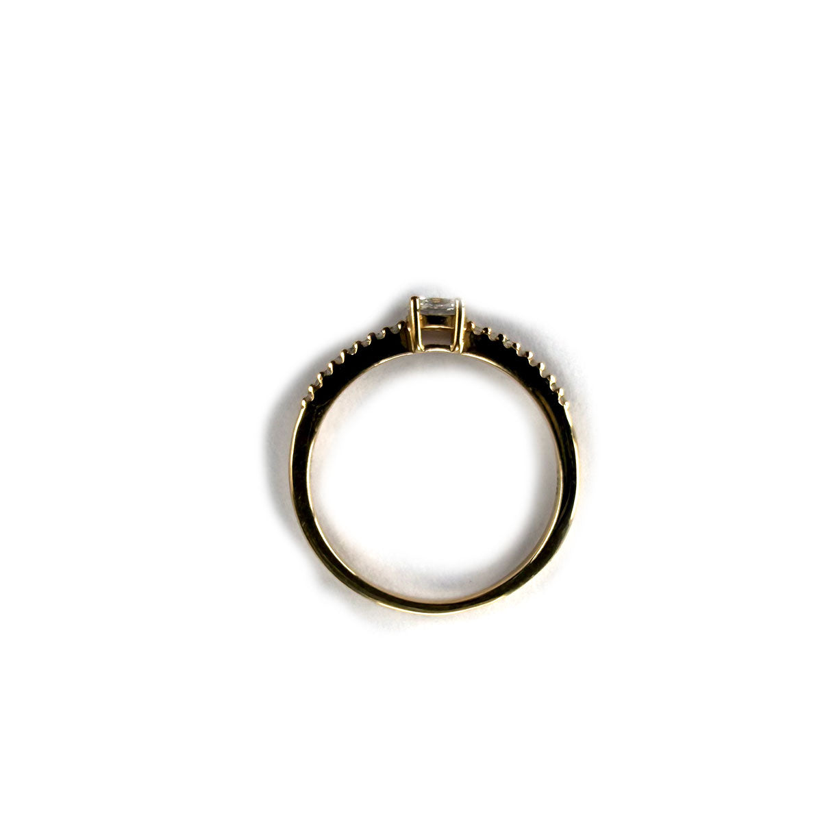 Anillo oro amarillo 10K con diamante ovalado Central y diamantes en el aro 0.25ctw (diamantes de laboratorio)