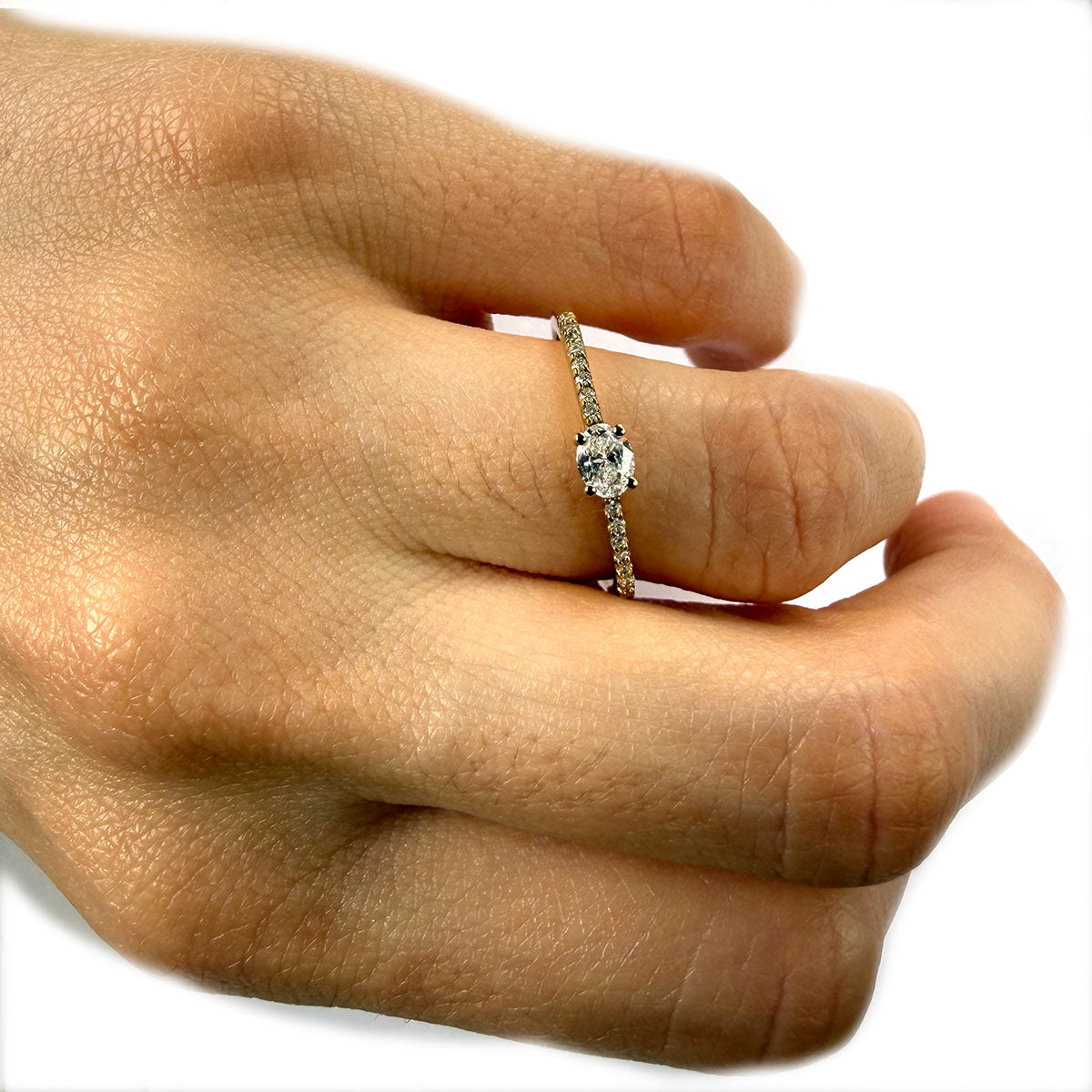 Anillo oro amarillo 10K con diamante ovalado Central y diamantes en el aro 0.25ctw (diamantes de laboratorio)