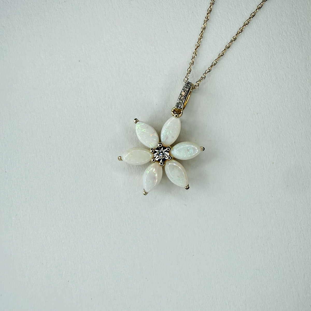 Collar flor de seis pétalos de ópalo en oro amarillo 10k