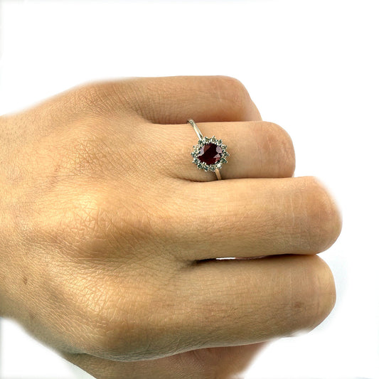 Anillo en oro blanco 14K con rubí ovalado 0.50ctw y halo de diamantes 0.11ctw