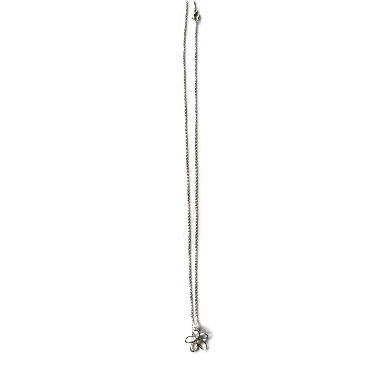 Collar flor delinada con diamante 0.10ct en el centro en plata