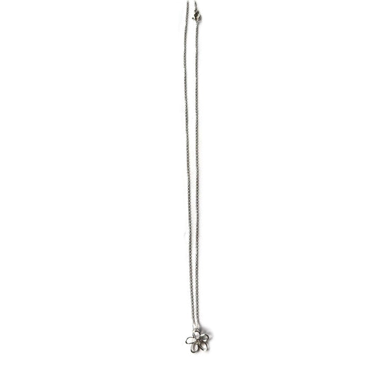 Collar flor delinada con diamante 0.10ct en el centro en plata