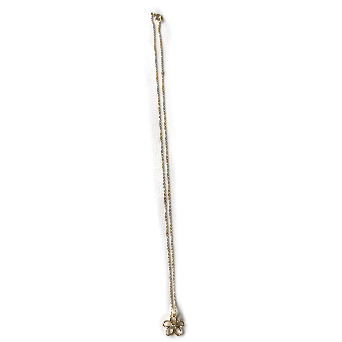 Collar flor delinada con diamante 0.10ct en el centro en plata con baño de oro amarillo