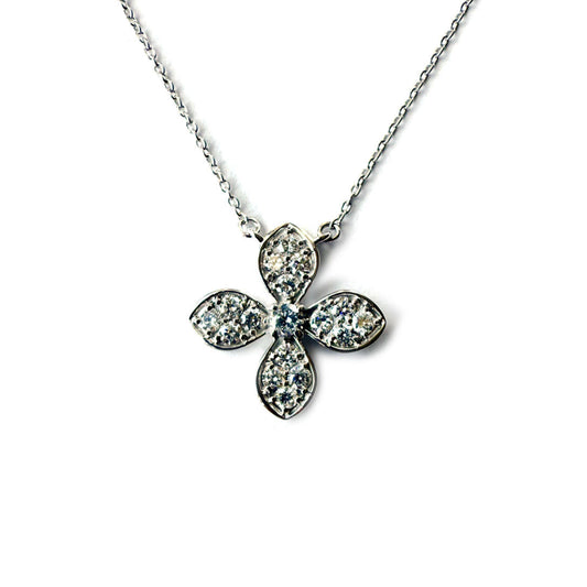 Collar con flor de diamantes de laboratorio 1ctw en plata
