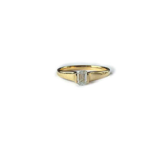 Anillo en oro amarillo 14K con diamante corte esmeralda 0.33ct