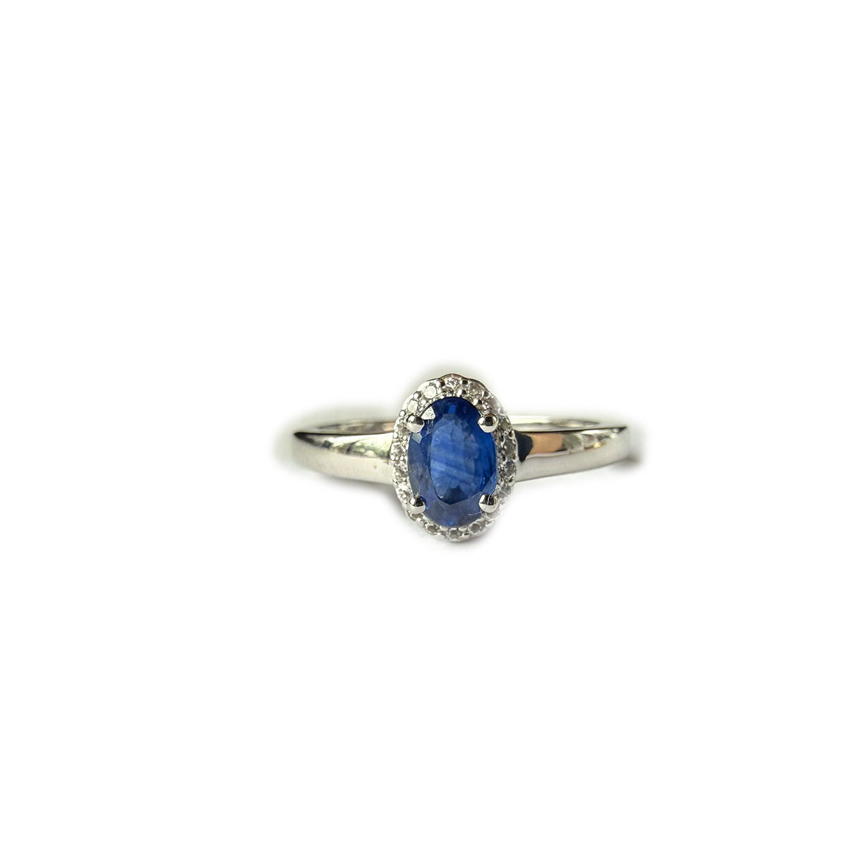 Anillo en oro blanco 10k con zafiro ovalado y halo de diamantes