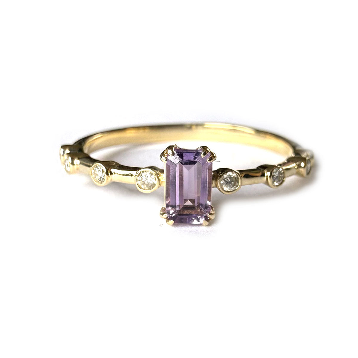 Anillo en oro amarillo 10K con amatista corte esmeralda y diamantes 0.10ctw