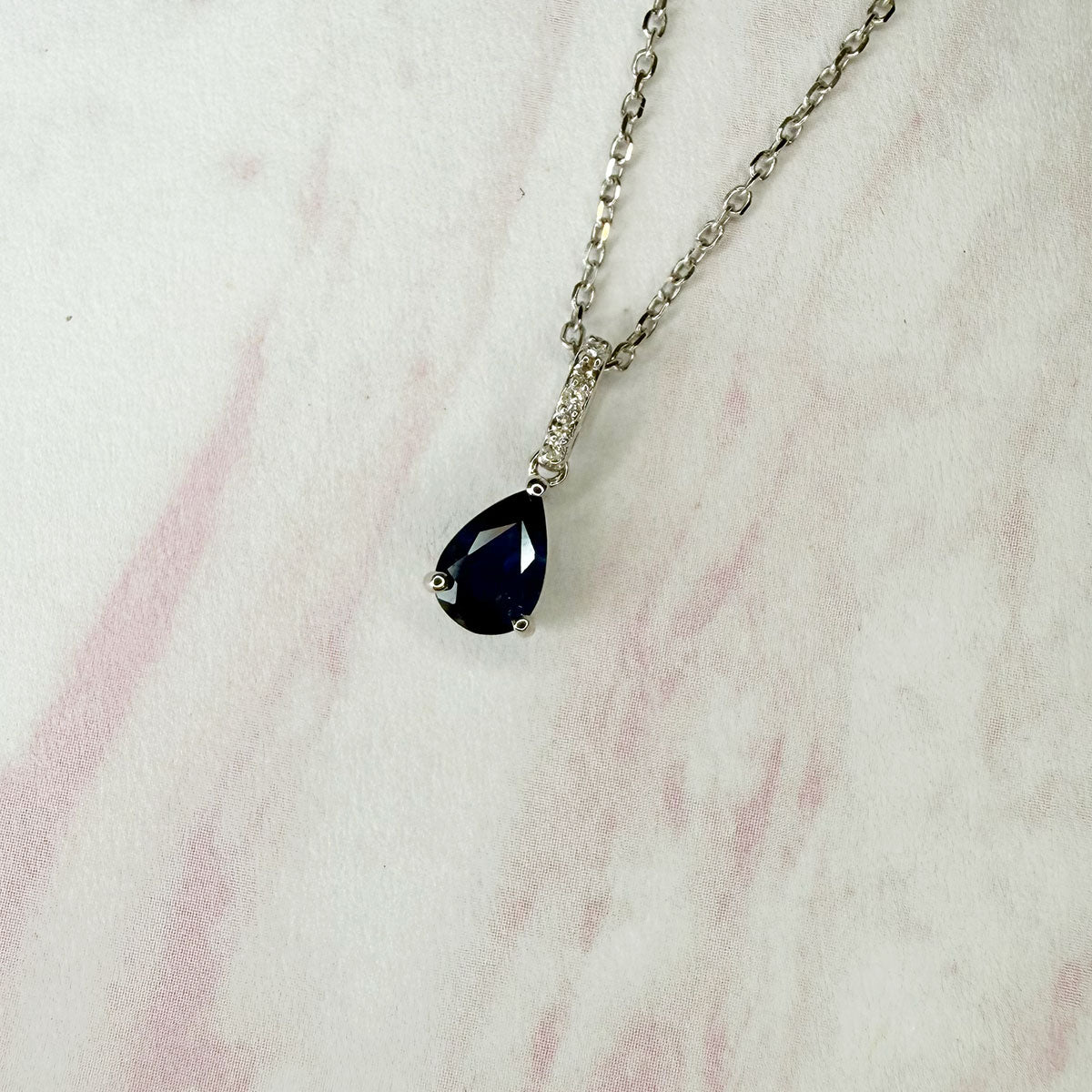 Collar en oro blanco 10K con gota de zafiro y pasa cadena de diamantes