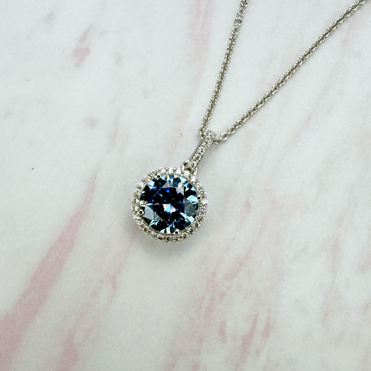 Collar de plata con circonitas celeste y blancas