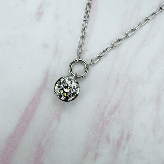 Collar de cadena mini paper clip de plata con punto de luz de diamante de laboratorio 1.15ct