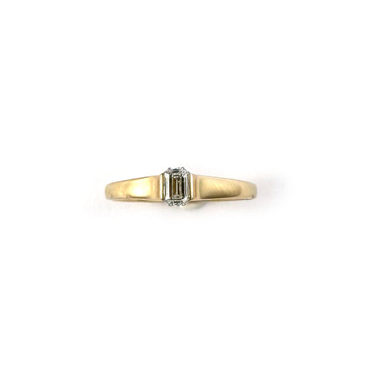 Anillo en oro amarillo 14K con diamante corte esmeralda 0.33ct