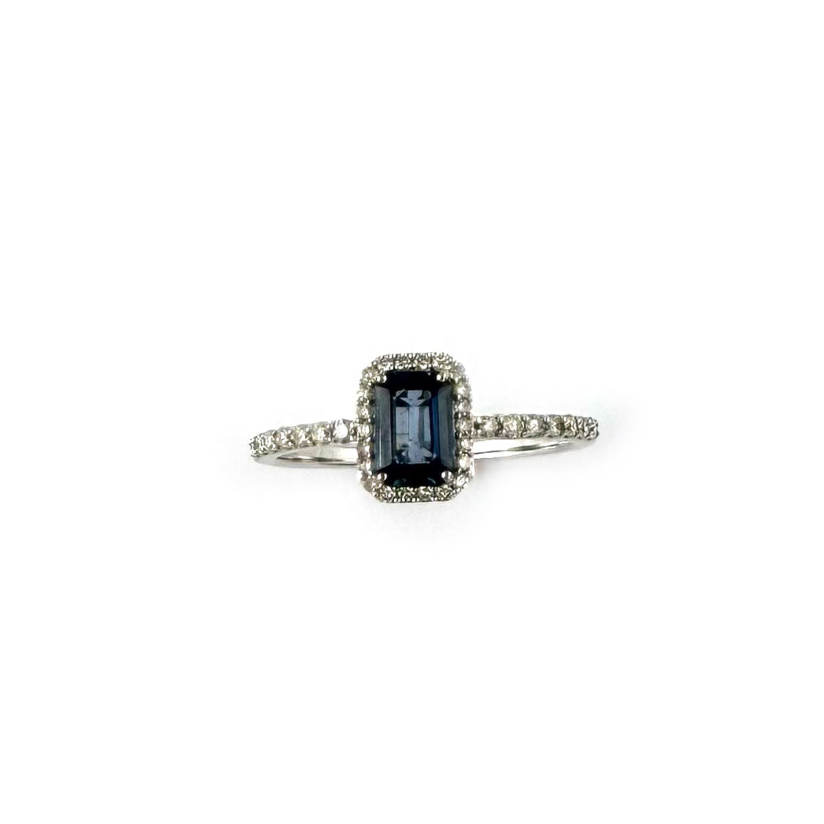 Anillo en oro blanco 10K con zafiro corte esmeralda y halo de diamantes 0.25ctw