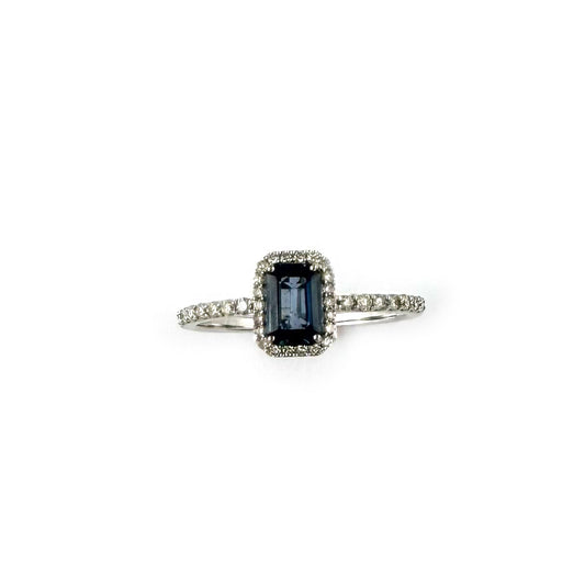 Anillo en oro blanco 10K con zafiro corte esmeralda y halo de diamantes 0.25ctw