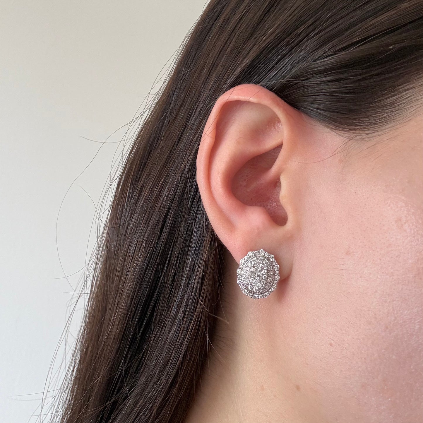 Aretes ovalados en oro blanco 10K con diamantes de laboratorio 1ctw