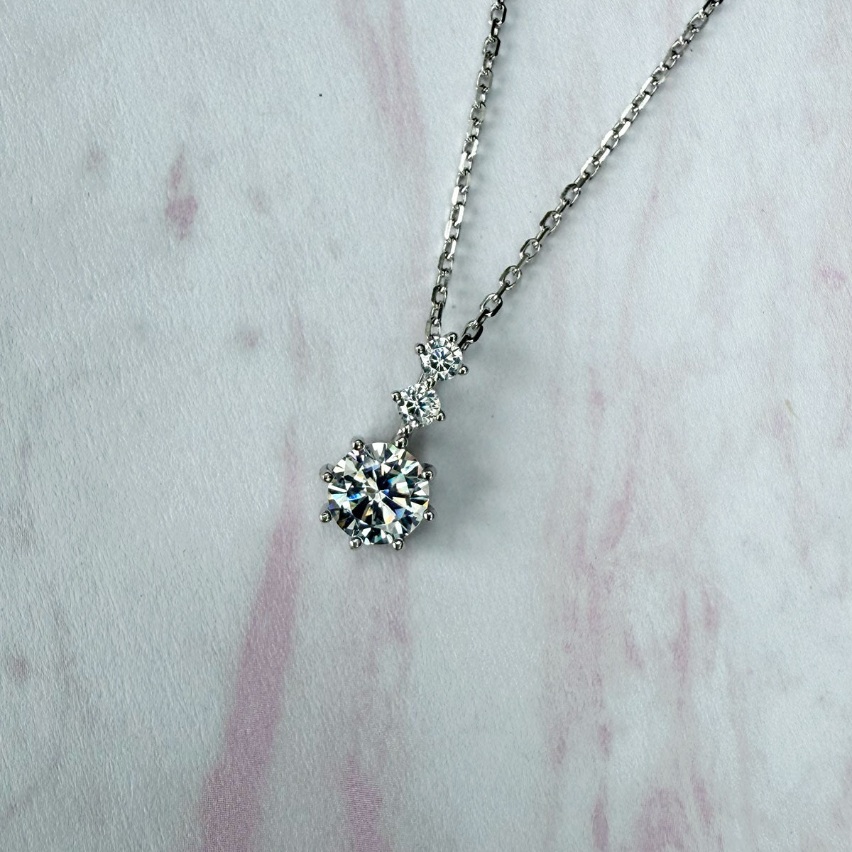 Collar de plata con baño de platino y dije de tres circonitas redondas