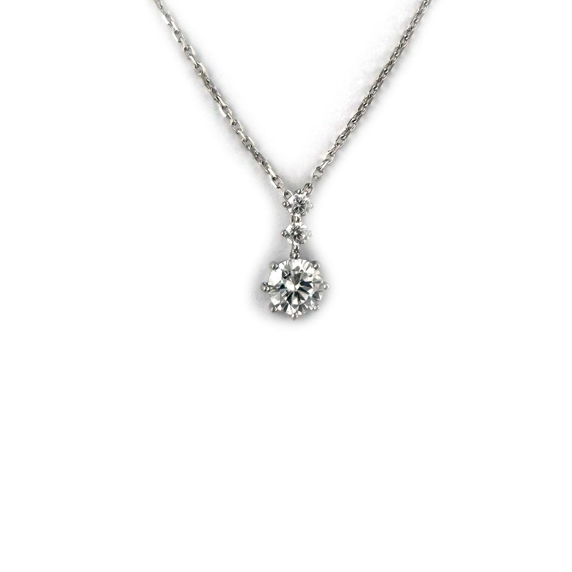 Collar de plata con baño de platino y dije de tres circonitas redondas