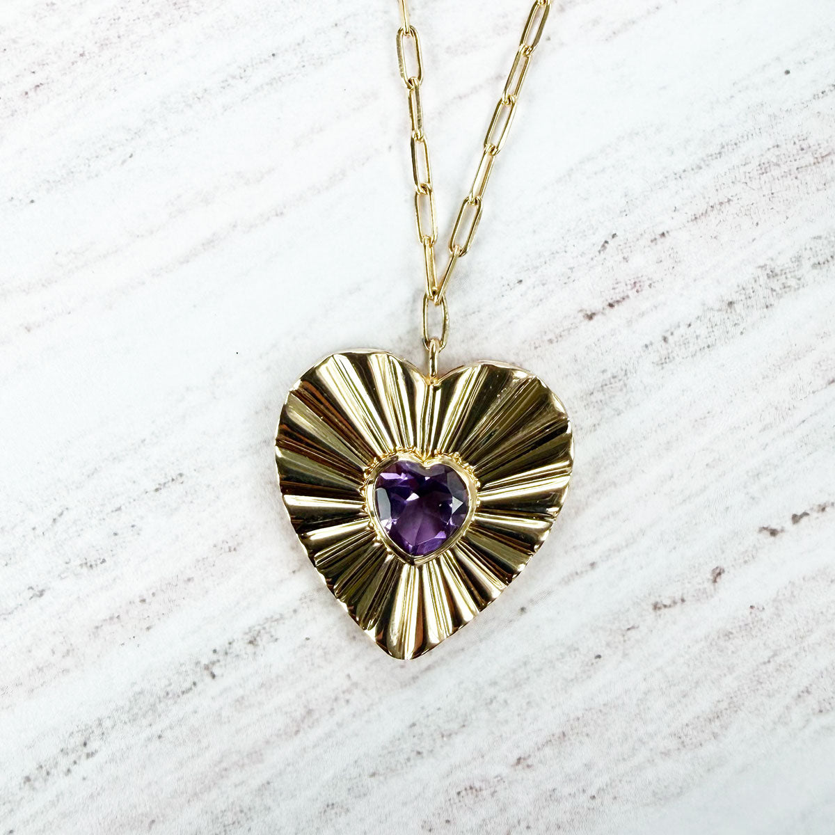 Collar en plata con baño de oro amarillo y corazón de amatista