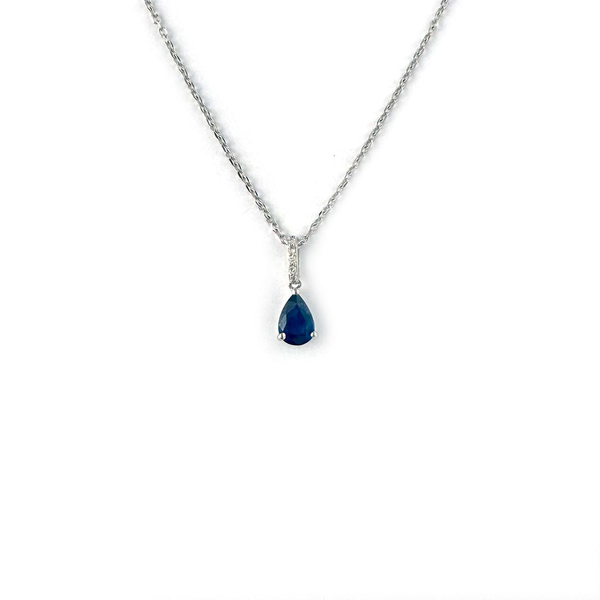 Collar en oro blanco 10K con gota de zafiro y pasa cadena de diamantes