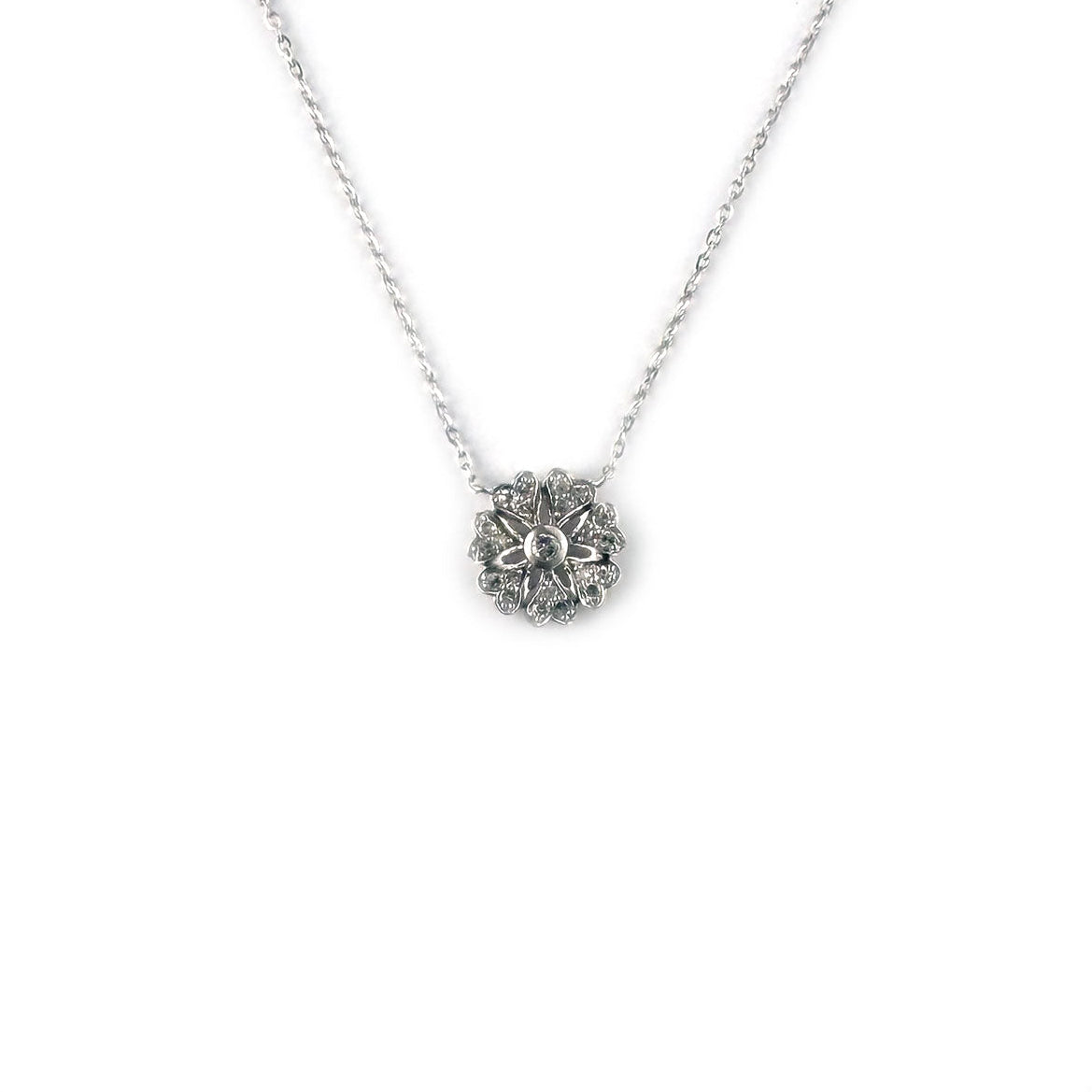 Collar en oro blanco 14K con flor de corazones con diamantes 0.14ctw