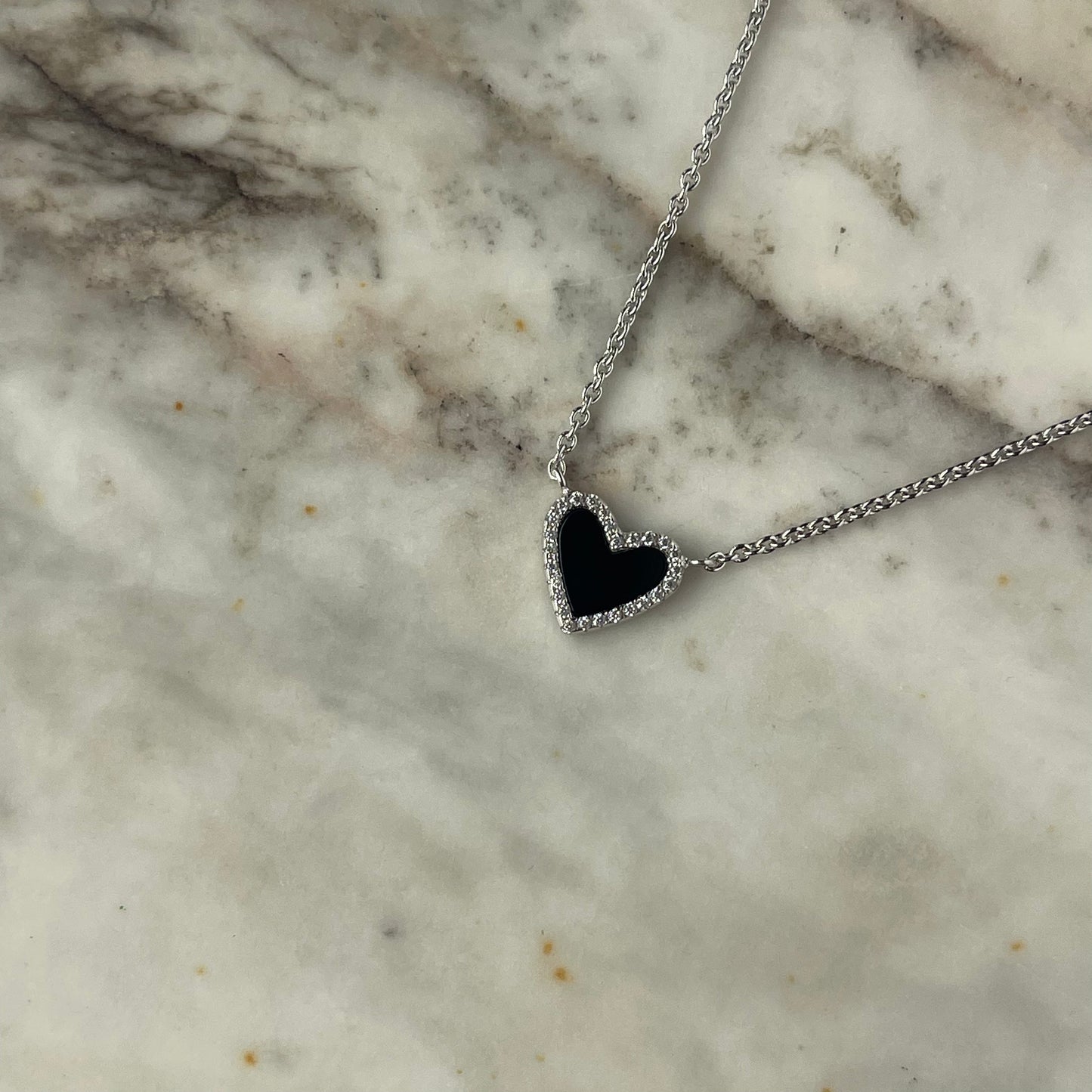 Collar de corazón con negro en baño platino