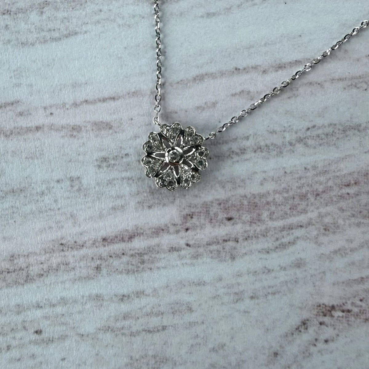 Collar en oro blanco 14K con flor de corazones con diamantes 0.14ctw