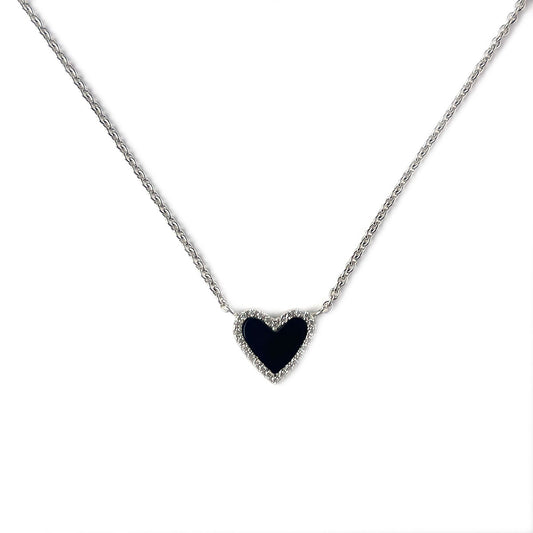 Collar de corazón con negro en baño platino