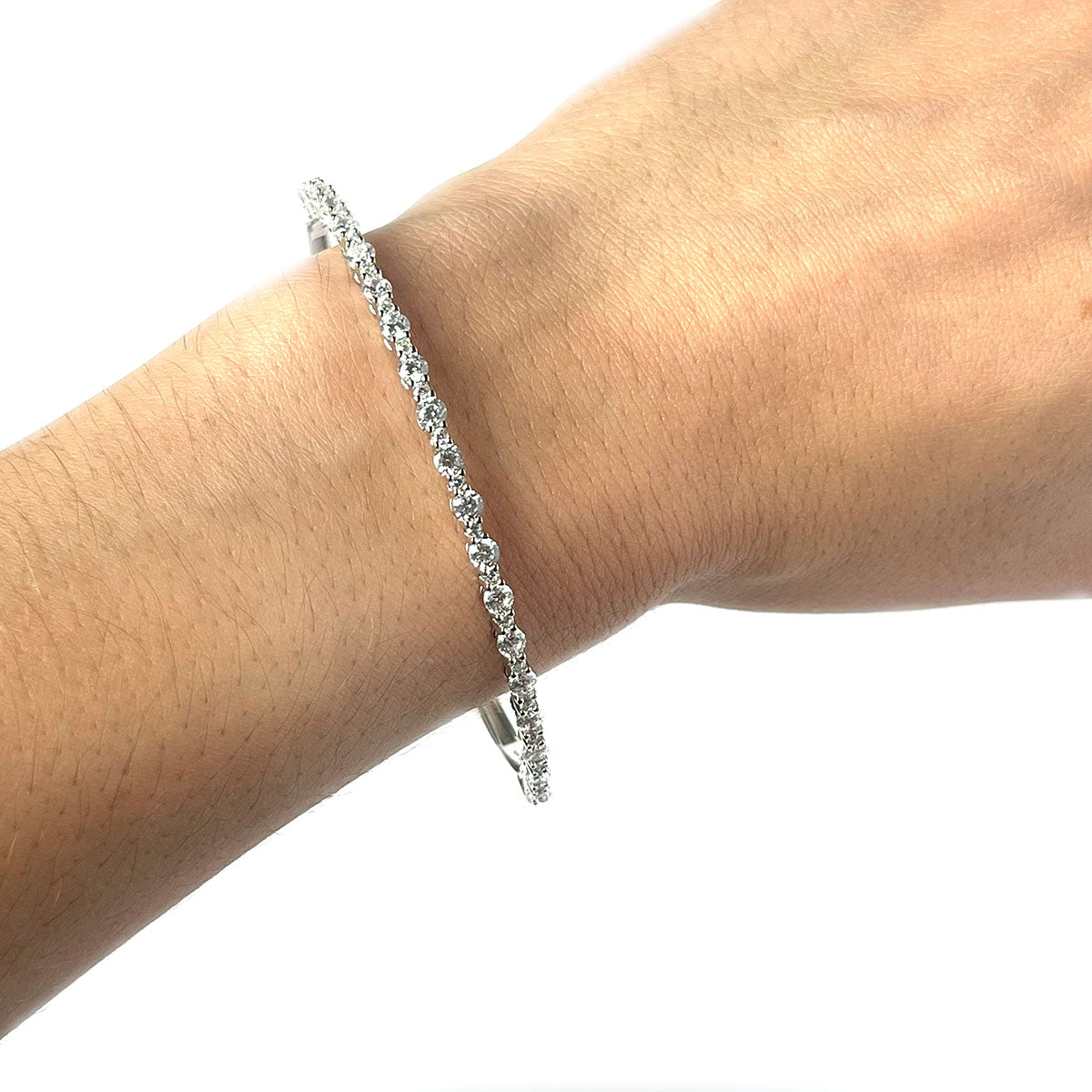 Pulsera dura de plata con linea de circonitas grandes y pequeñas