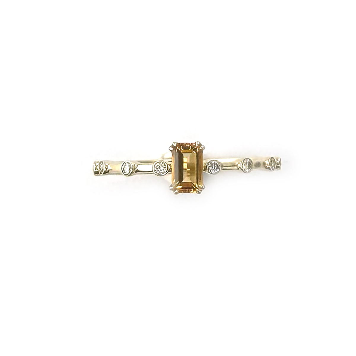 Anillo en oro amarillo 10K con citrino corte esmeralda y diamantes 0.10ctw