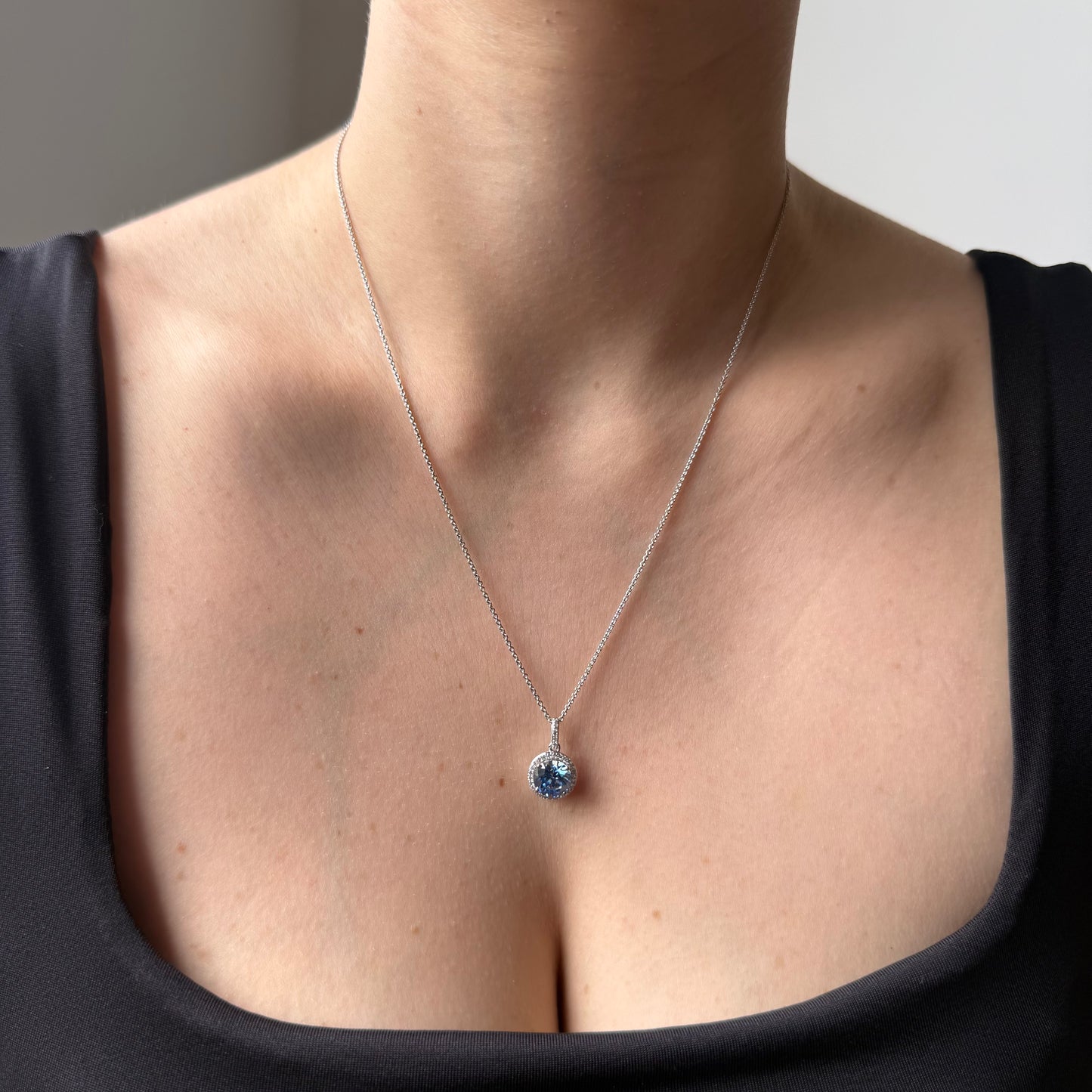 Collar de plata con circonitas celeste y blancas