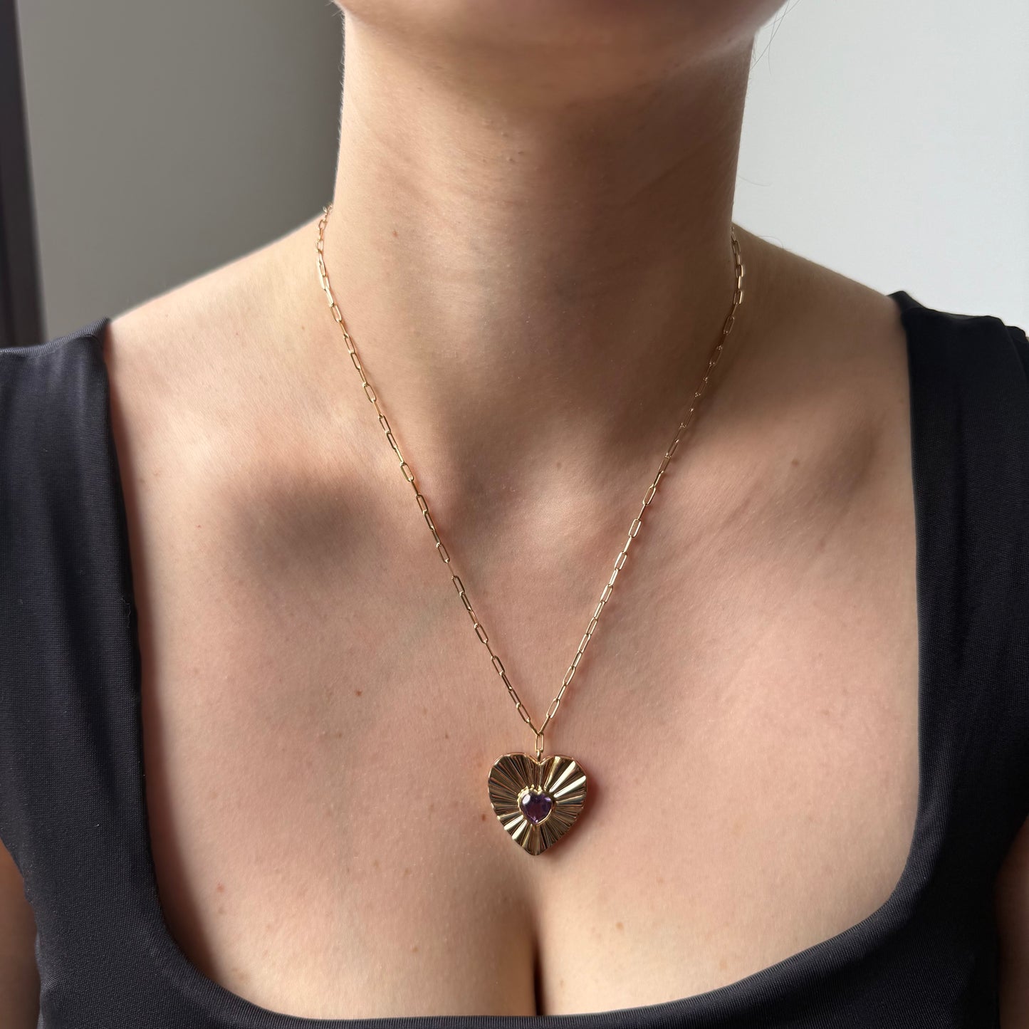Collar en plata con baño de oro amarillo y corazón de amatista