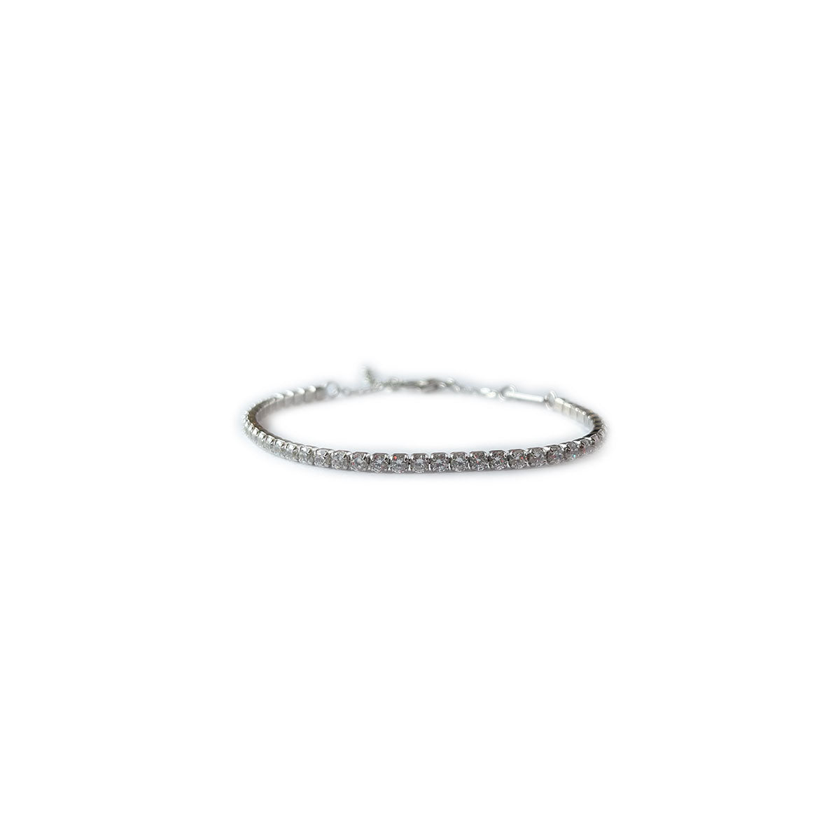 Pulsera de plata con baño de platino con circonitas blancas