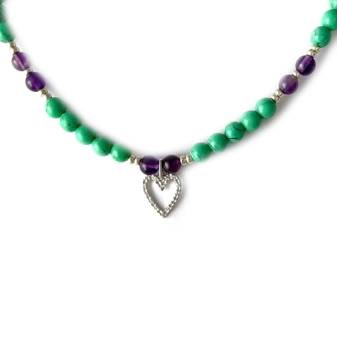 Collar de piedras naturales turquesas y moradas con dije de corazón delineado en oro blanco de 14k con diamantes 0.25ctw