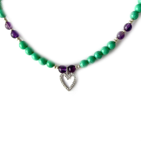 Collar de piedras naturales turquesas y moradas con dije de corazón delineado en oro blanco de 14k con diamantes 0.25ctw