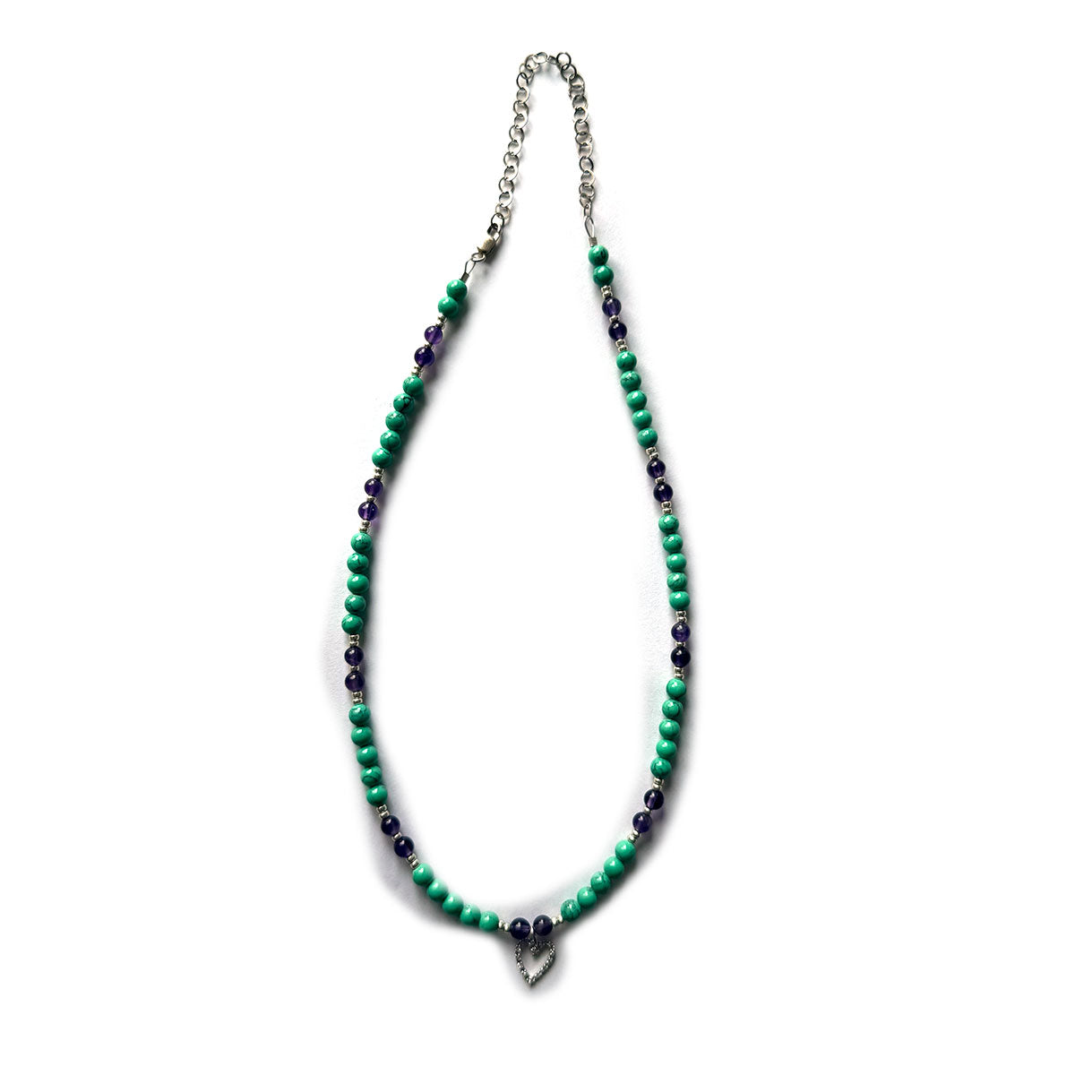 Collar de piedras naturales turquesas y moradas con dije de corazón delineado en oro blanco de 14k con diamantes 0.25ctw